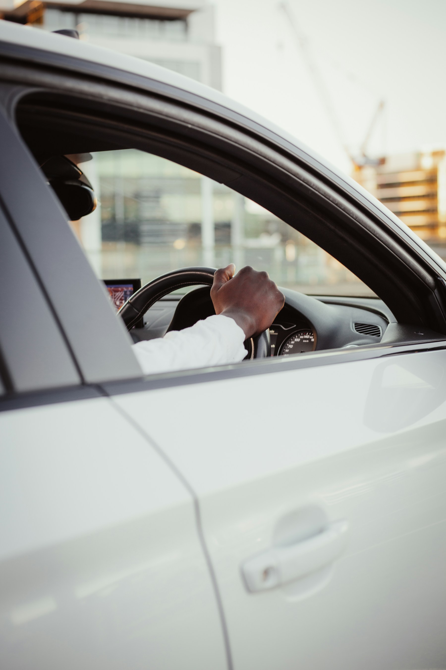 Motorista ao volante, em imagem ilustrativa
